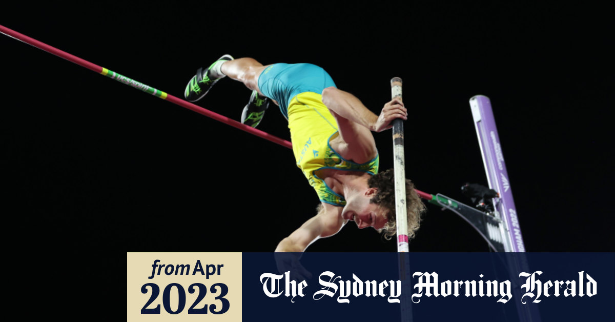 Kurtis Marschall pole vault snaps midjump at Australian athletics